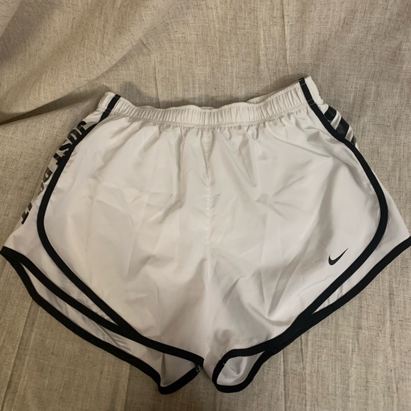 NIKE size med running shorts - Picture 2 of 5